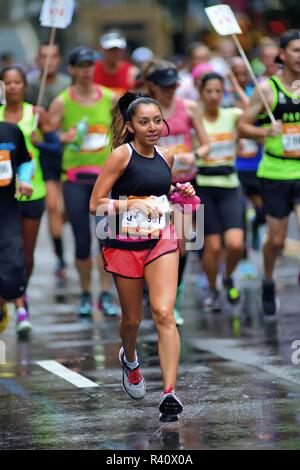 Chicago, Illinois, USA. Frau runner unter einem Meer von Wettbewerbern während der Chicago Marathon 2018. Stockfoto