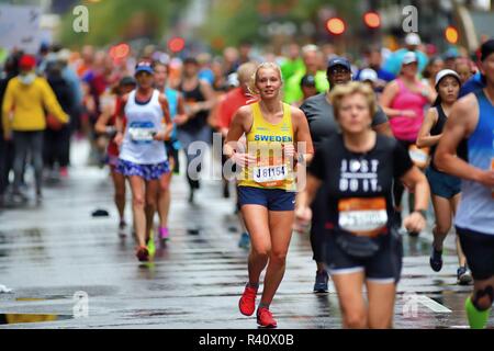 Chicago, Illinois, USA. Ein Läufer aus Schweden, Erika Kaspersson, isoliert in einem Meer von Läufern an der Chicago Marathon 2018. Stockfoto