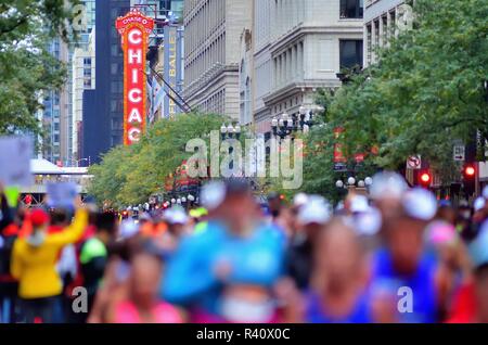 Chicago, Illinois, USA. Ein Meer von Läufern und Farbe nach unten fließende State Street ungefähr zwei Meilen in die Chicago Marathon 2018. Stockfoto