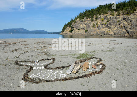 USA, Washington State, San Juan Inseln, Lopez Island, Orca aus Algen, Muscheln und Treibholz am Strand. Spencer Spit Stockfoto