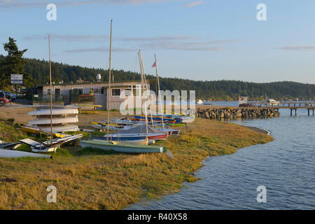 USA, Washington State, San Juan Inseln, Lopez Island, Segelboote und Kajaks am Strand im Lopez Islander Resort, Fisherman Bay Stockfoto
