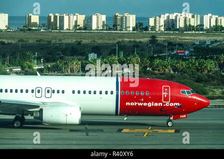 Flughafen Alicante, Boeing, Norwegisch Flugzeug Airlines auf Asphalt und Gebäude am Meer Stockfoto