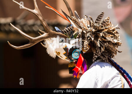 Albuquerque, New Mexico. Hirschgeweihe und Türkis auf Zulu Kopfbedeckung Stockfoto