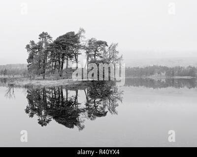 Reflexionen auf Loch Tulla Stockfoto