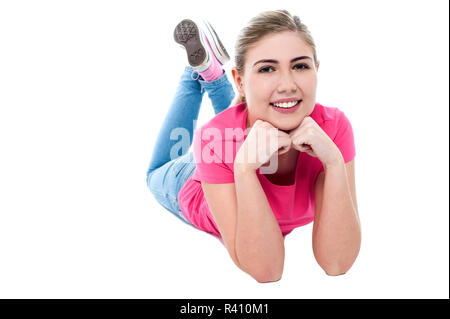 Junge Mädchen auf dem Boden liegend Stockfoto