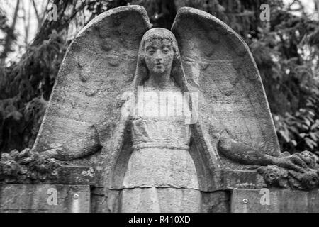 Statue von ein Engel auf Friedhof in Berlin Frohnau Stockfoto