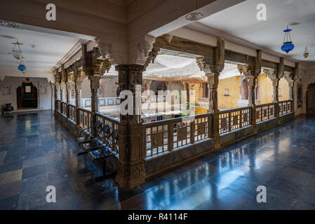 Blick auf eine reich verzierte Rajasthani Schlosshof in Bagore-ki-Haveli, Udaipur, Indien Stockfoto