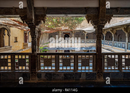 Blick auf eine reich verzierte Rajasthani Schlosshof in Bagore-ki-Haveli, Udaipur, Indien Stockfoto