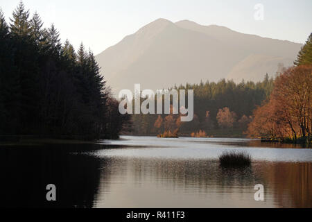 Glencoe Lochan in den schottischen Highlands. Foto im Herbst (Fall), die im November mit den Bäumen grün zu gelb Stockfoto