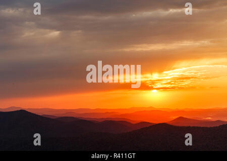 Sonnenaufgang über Blue Ridge Mountains, von Blue Ridge Parkway, North Carolina Stockfoto