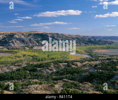 USA, North Dakota, Theodore Roosevelt National Park, Little Missouri River und sedimentären Hügel, westlich von Oxbow übersehen,Einheit. Stockfoto