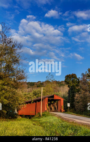 Kidwell überdachte Brücke 1880 über Sonntag Creek in Athens County, Ohio, USA gebaut Stockfoto