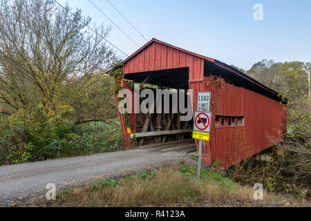 Palos überdachte Brücke überspannt Sonntag Creek in Athens County, Ohio, USA Stockfoto