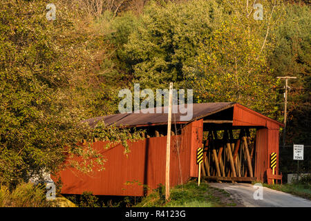 Kidwell überdachte Brücke 1880 über Sonntag Creek in Athens County, Ohio, USA gebaut Stockfoto