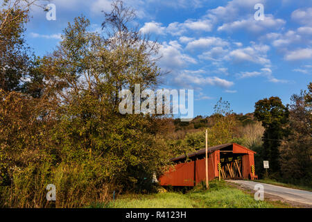 Kidwell überdachte Brücke 1880 über Sonntag Creek in Athens County, Ohio, USA gebaut Stockfoto