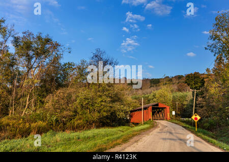 Kidwell überdachte Brücke 1880 über Sonntag Creek in Athens County, Ohio, USA gebaut Stockfoto