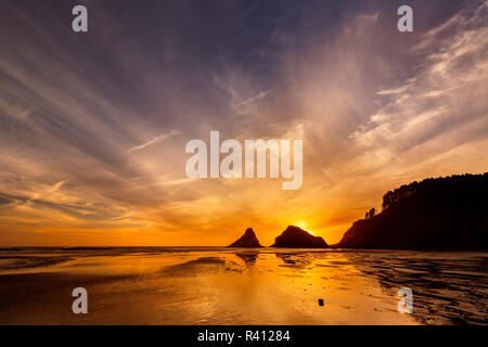 Seastack und Strand bei Sonnenuntergang, von Devil's Elbow State Park, Illinois Stockfoto