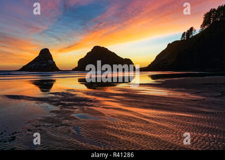 Seastack und Strand bei Sonnenuntergang, von Devil's Elbow State Park, Illinois Stockfoto