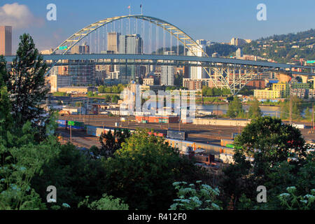 Usa, Oregon, Portland. Fremont Brücke über Fluss Willamette und Bahn hof. Kredit als: Steve Terrill/Jaynes Galerie/DanitaDelimont.com Stockfoto