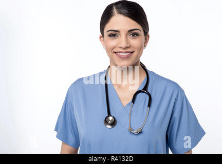 Lächelnd weibliche Arzt über Weiß Stockfoto