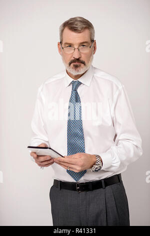 Unternehmer mit Hilfe der Kontaktschaltertafel Gerät Stockfoto