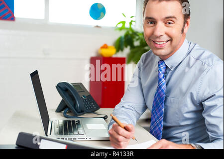 Geschäftsmann mit der Vorbereitung von Berichten Stockfoto