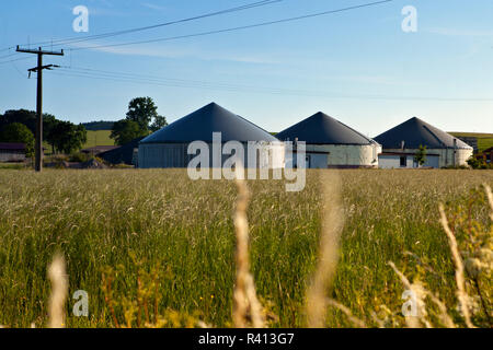 Biogasanlage in einem Feld Stockfoto