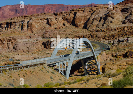 USA, Utah, Hite. Landstraße 95 Brücke über den Colorado River North End Lake Powell, Stockfoto