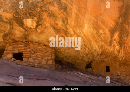 USA, Utah, Bären Ohren National Monument. Rock Flammenmuster an Anasazi Ruinen Haus in Brand. Stockfoto