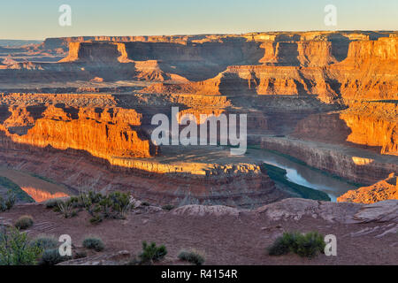 USA, Utah, Moab. Dead Horse State Park, Dead Horse Point im frühen Morgen Stockfoto