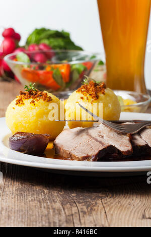 Bayerischer Schweinebraten und Knödel Stockfoto