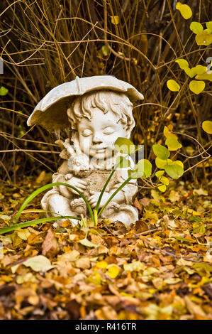 Junge mit Regenschirm Statue Stockfoto