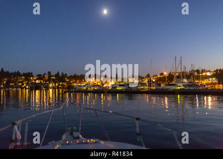 Autofahren in Friday Harbor in der Nacht, San Juan Island, Washington State Stockfoto