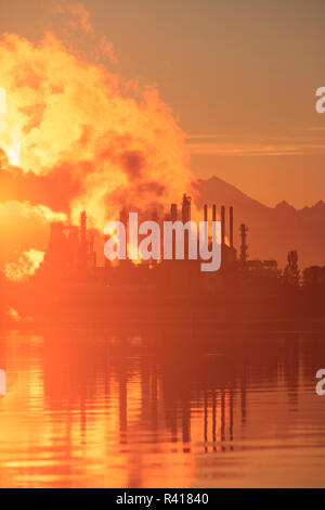 Shell Puget Sound Ölraffinerie mit Mt. Baker hinter, in der Nähe von Anacortes, Washington State, USA Stockfoto