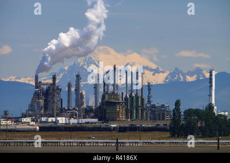 Shell Puget Sound Ölraffinerie mit Mt. Baker hinter, in der Nähe von Anacortes, Washington State, USA Stockfoto