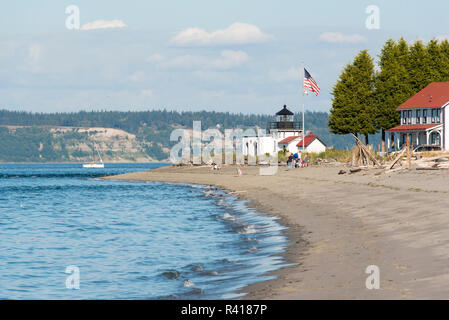 USA, Washington State. Hansville. Punkt keine Point Lighthouse County Park. Älteste Leuchtturm im Puget Sound. Halter Gehäuse. Die Leute am Strand. Stockfoto