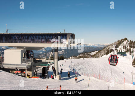 USA, Washington State, Crystal Mountain Resort. Gondel zum Gipfel bietet weitläufige Ausblicke auf klaren Tag Stockfoto