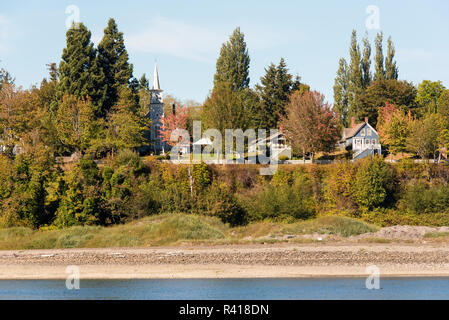 USA, Washington State, Port Gamble aus Port Gamble Bucht. St. Paul's Episcopal Church steeple Stockfoto