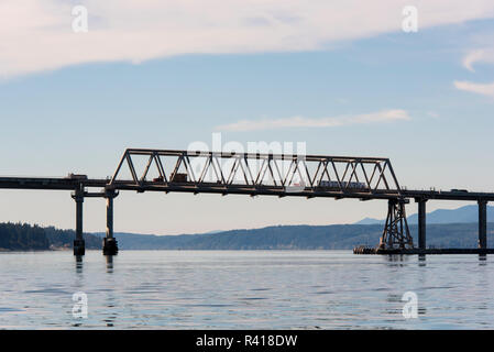 USA, Staat Washington, Puget Sound. Haube Kanal schwimmende Brücke hat höhere Seite teile Bootsverkehr für Feste Stockfoto