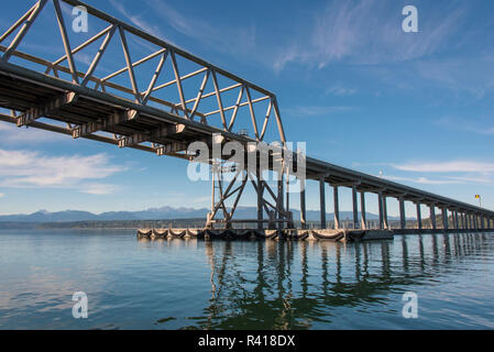 USA, Staat Washington, Puget Sound. Haube Kanal schwimmende Brücke hat höhere Seite Teile kleines Boot Verkehr zu Platz für Feste Stockfoto