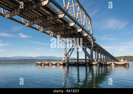 USA, Staat Washington, Puget Sound. Haube Kanal schwimmende Brücke hat höhere Seite Teile kleines Boot Verkehr zu Platz für Feste Stockfoto