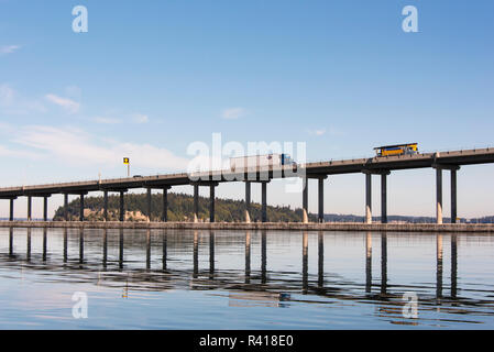 USA, Staat Washington, Puget Sound Hood Canal Bridge mit Fahrzeugen. Glas ruhig Stockfoto