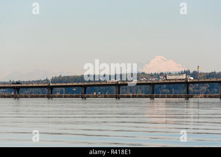 USA, Staat Washington, Puget Sound. Mt. Baker über Hood Canal Bridge auf einem flachen Meer Stockfoto