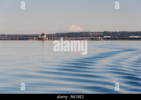 USA, Staat Washington, Puget Sound Mt. Baker über Hood Canal Bridge. Boot wake Patterns in ruhigem Wasser Stockfoto