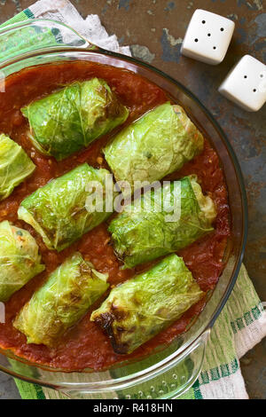 Gefüllter Wirsing in Tomatensoße Stockfoto