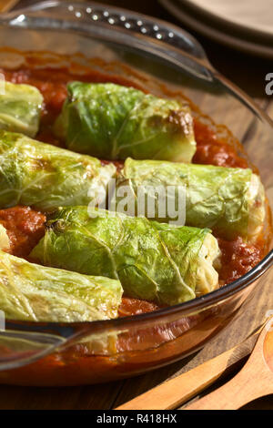 Gefüllter Wirsing in Tomatensoße Stockfoto