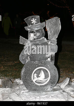 Ein Schneemann eis Skulptur ist im Winter bei Festival in Neu-england angezeigt. Stockfoto
