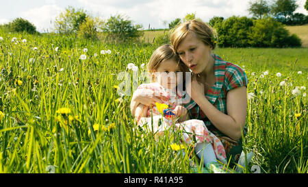 Die Mutter Konsolen ihre Tochter auf einer frühlingswiese - Teil 5 Stockfoto