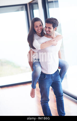 glückliche junge romantische Paar Spaß und Entspannung zu Hause Stockfoto