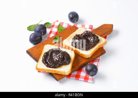 Weißbrot mit Pflaumenmus Stockfoto